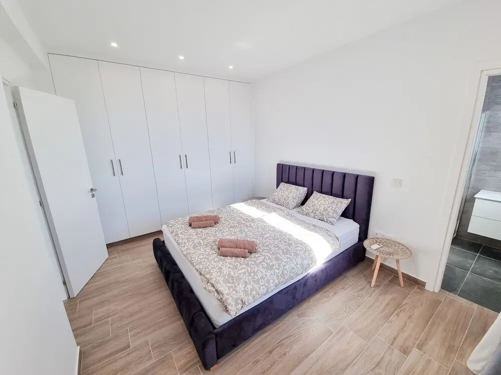 Паралимни: Lucky Strike Apartment