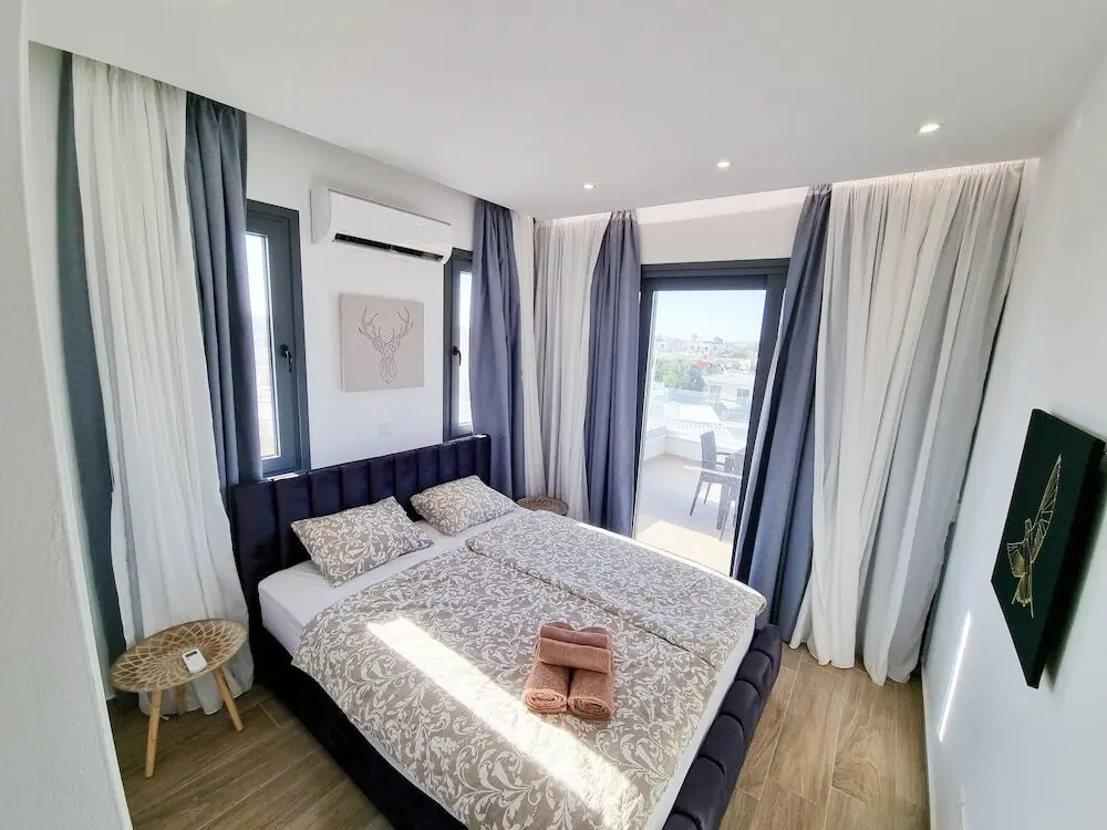 Паралимни: Lucky Strike Apartment