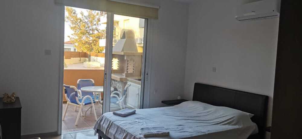 Паралимни: Stunning 2-bed House Ground Floor With Pool