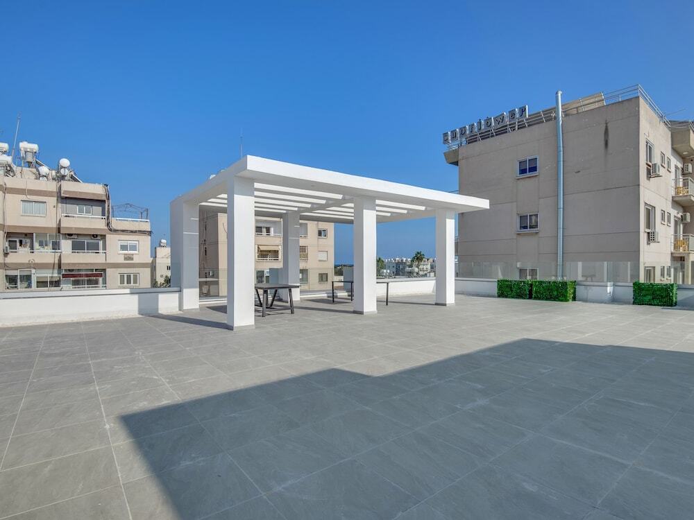 Sanders Crystal - Petite 2-bdr Apt w Terrace — фото 1