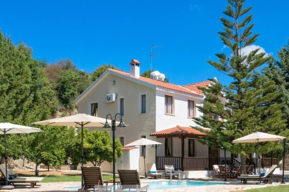 Remarkable 5-bed Villa in Miliou Village Paphos — фото 1