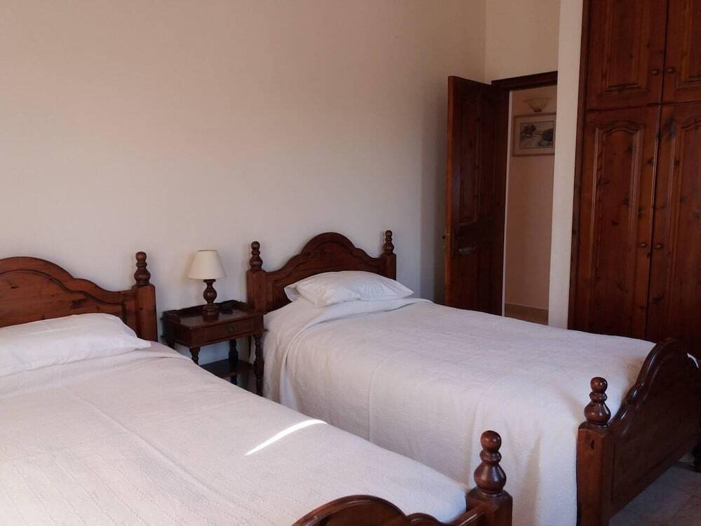 Милиу: Remarkable 5-bed Villa in Miliou Village Paphos