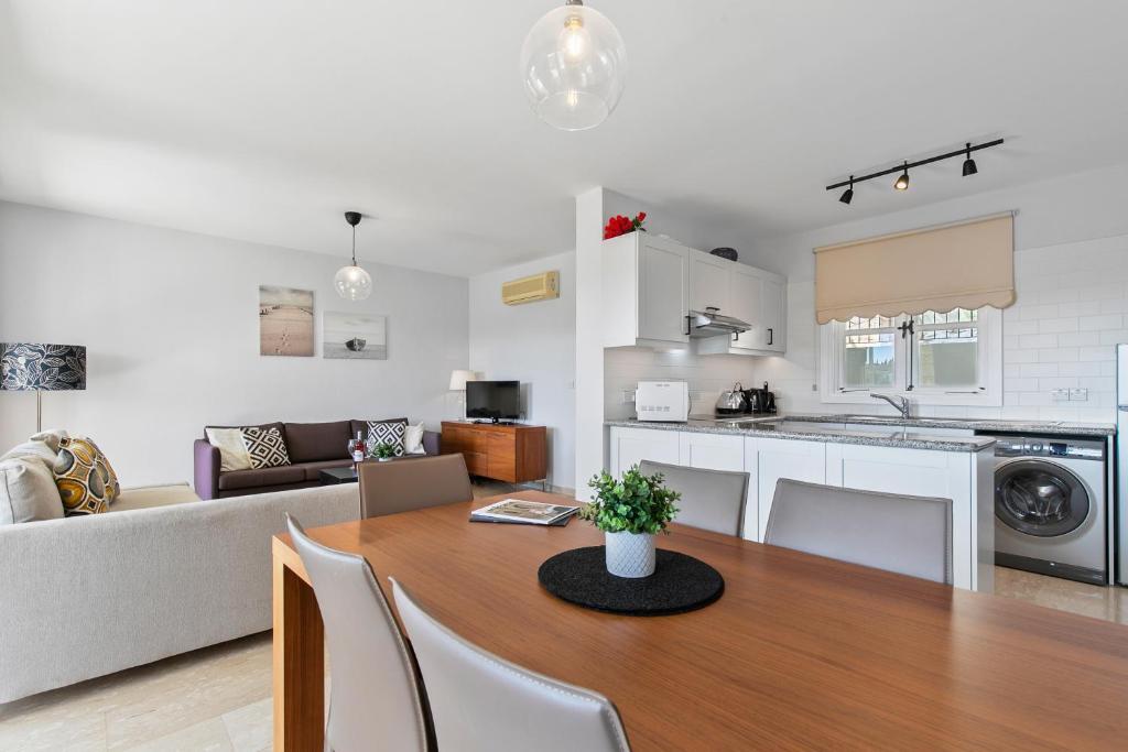 Куклия: 2 bedroom Apartment Avdimou with stunning sea views, Aphrodite Hills Resort