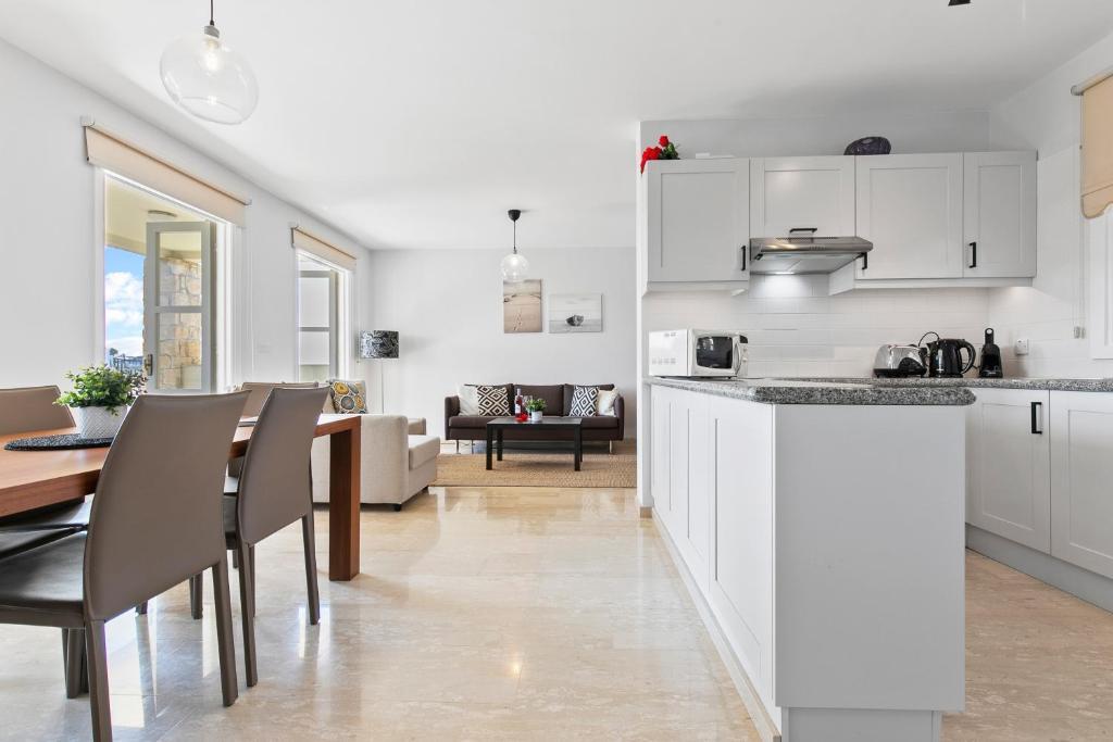 Куклия: 2 bedroom Apartment Avdimou with stunning sea views, Aphrodite Hills Resort