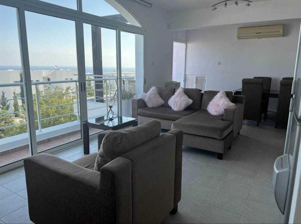 Аканту: Slimline Retreat Penthouse