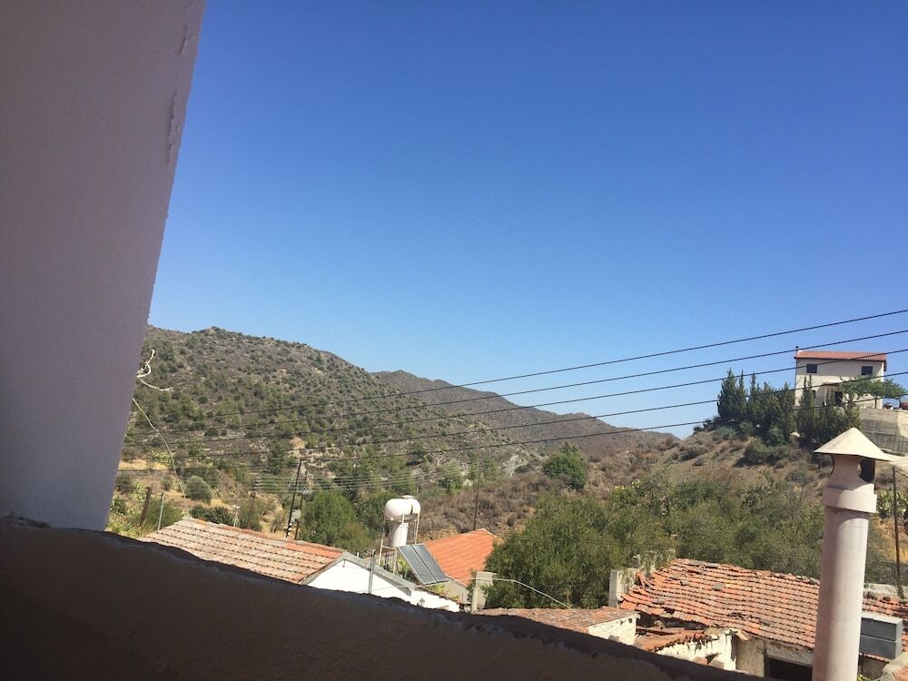 Traditional Large Detached Village House wih Private Pool and Enclosed Courtyard — фото 1