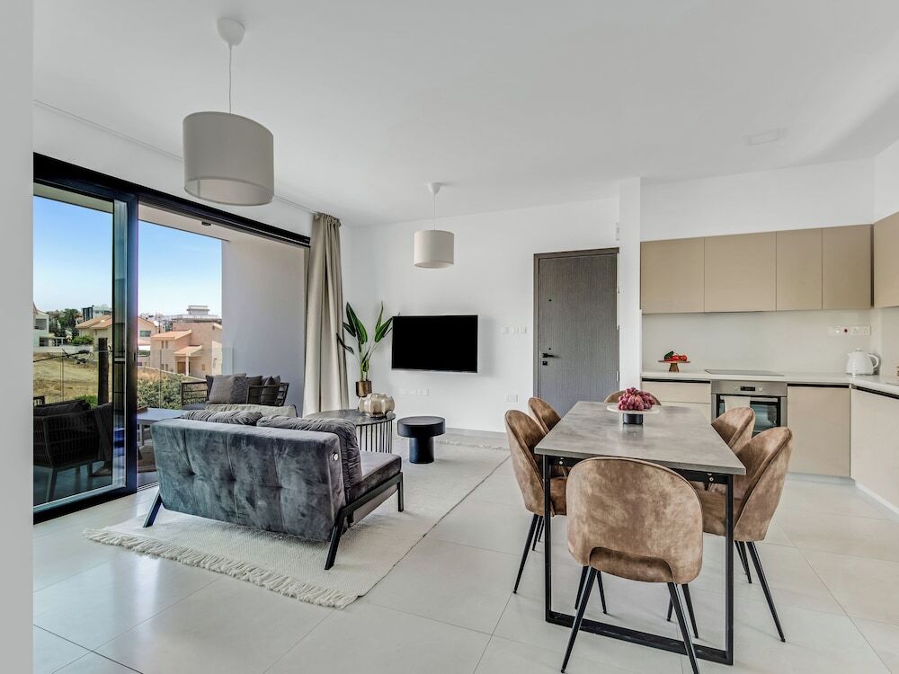 Айос-Атанасиос: Sanders Elgio - Cute 2-bdr Apt With Balcony