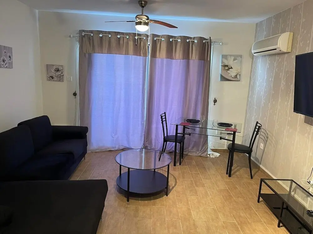 Лекара: Stunning 1-bed Apartment in Larnaca Near the sea