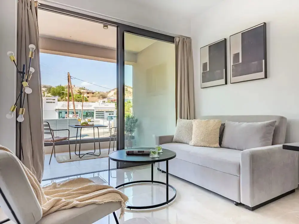 Агиос Тихонас: Sanders River Plaza - Cozy 1-bedroom Apartment With Balcony