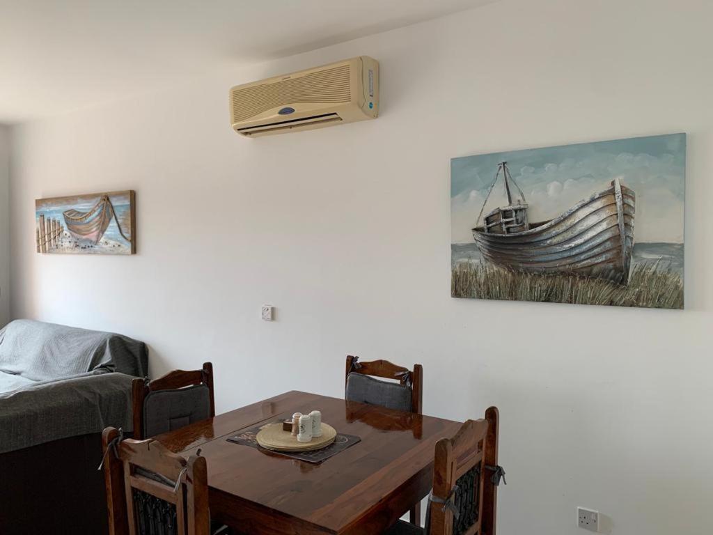 Пафос: Comfortable 2 bedroom apartment in popular Limnaria Gardens