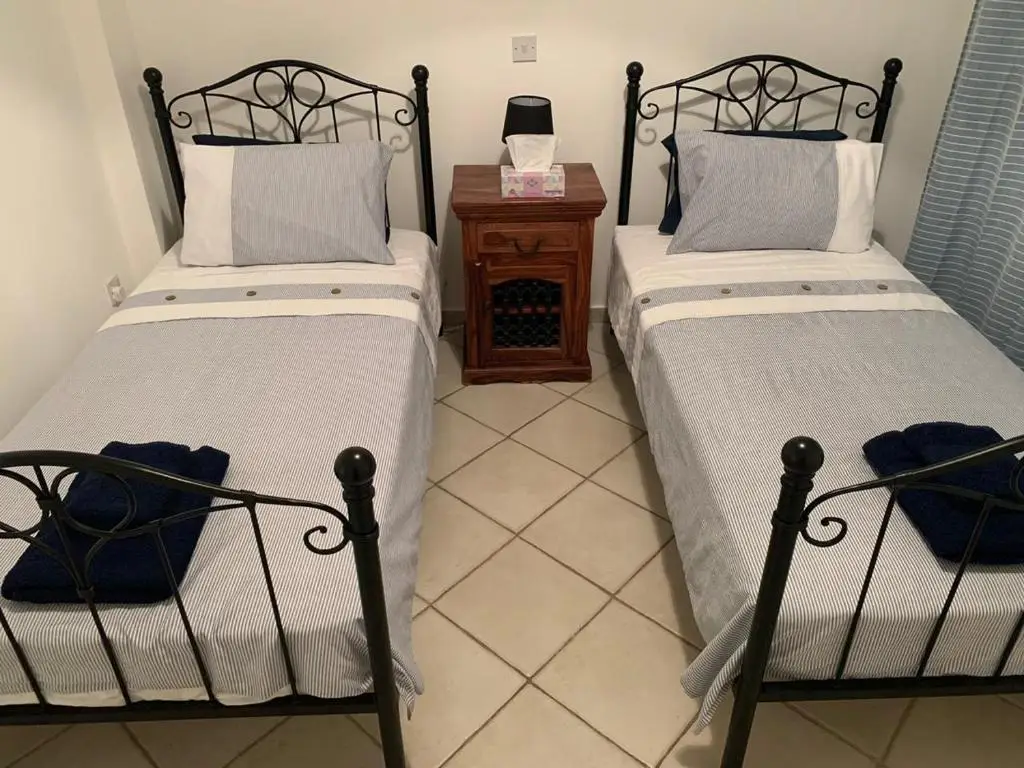 Пафос: Comfortable 2 bedroom apartment in popular Limnaria Gardens