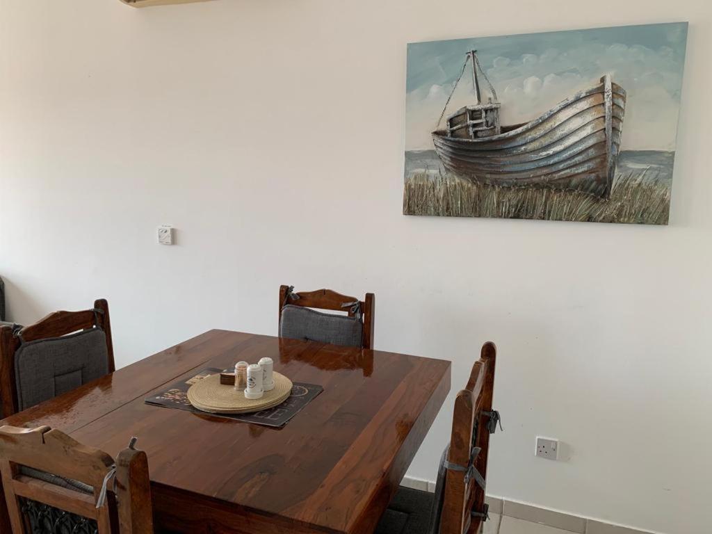 Пафос: Comfortable 2 bedroom apartment in popular Limnaria Gardens