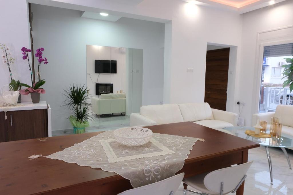 Пафос: Luxury Fani House Next to Harbor area with Jacuzzi