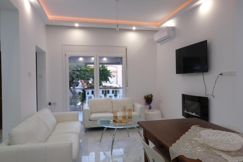 Пафос: Luxury Fani House Next to Harbor area with Jacuzzi