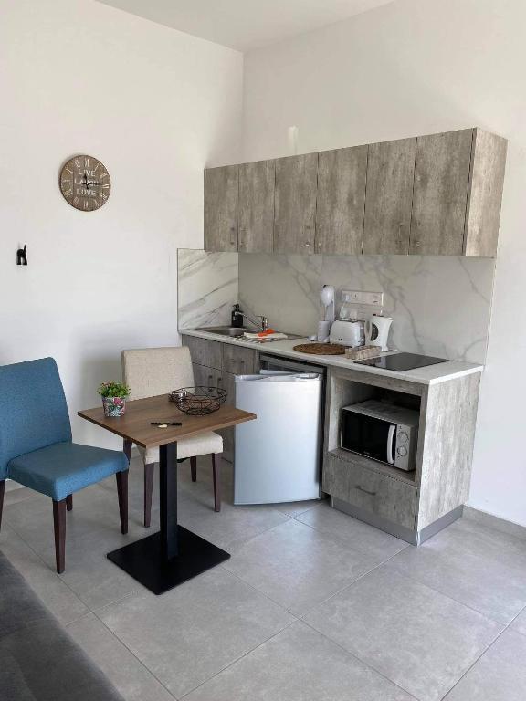 Айя-Напа: ElleNapa Apts & Studios