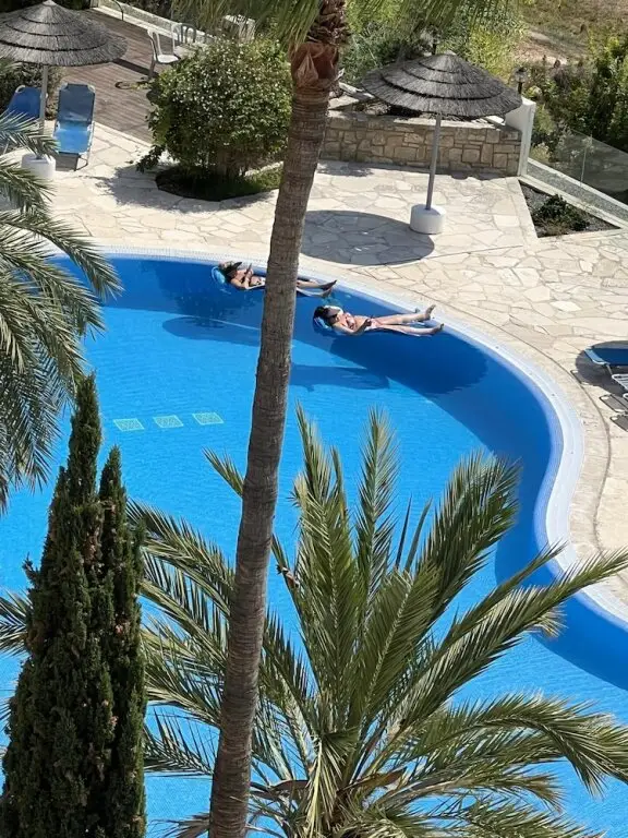 Героскипу: Pathos Penthouse A Slice of Paradise