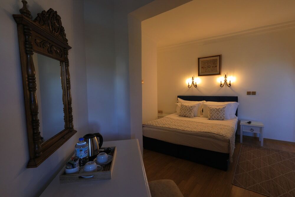 Чаталкой: Bellapais Abbey Hotel