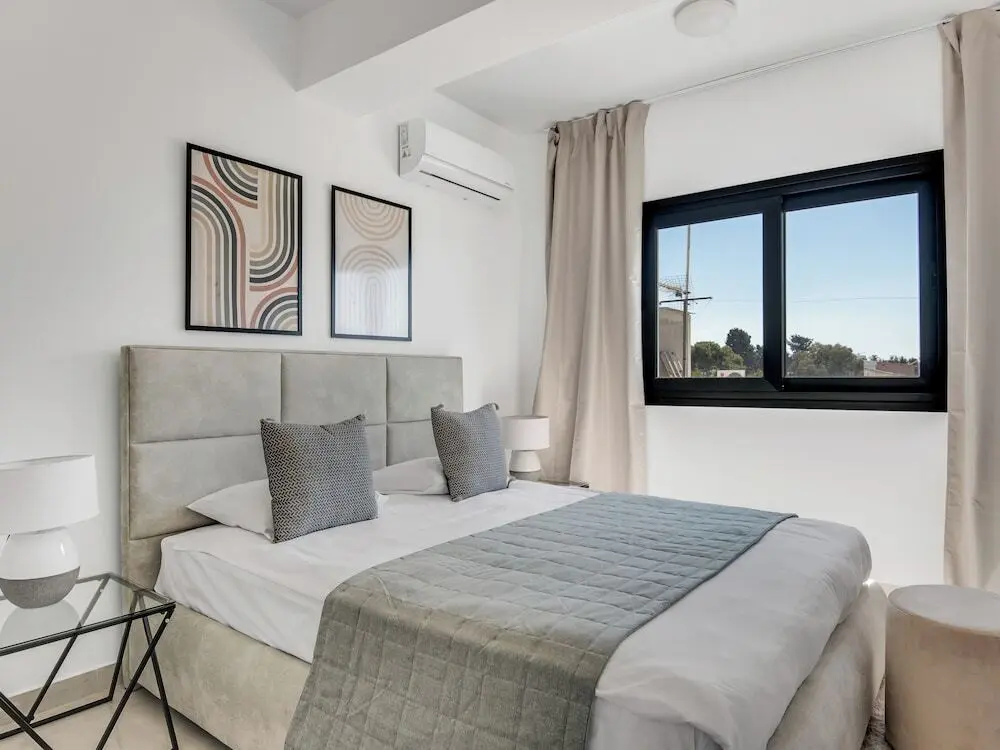 Агиос Тихонас: Sanders River Plaza Nice 3 Bedroom Apt w Terrace