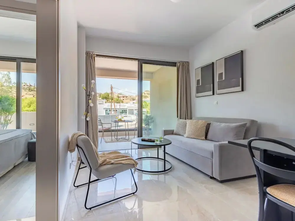 Агиос Тихонас: Sanders River Plaza - Airy 1 Bedroom Apartment With Balcony