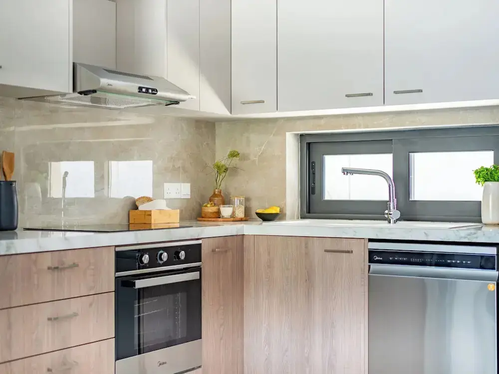 Агиос Тихонас: Sanders River Plaza - Airy 1 Bedroom Apartment With Balcony