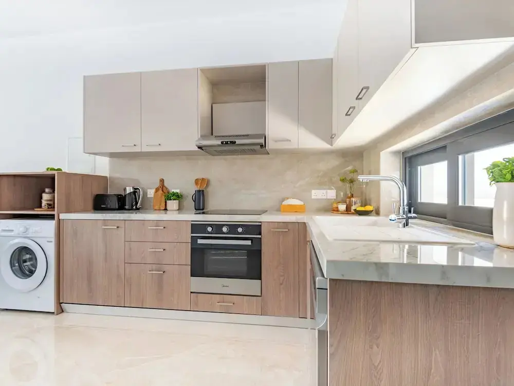 Агиос Тихонас: Sanders River Plaza - Open 1-bdr Apt With Balcony