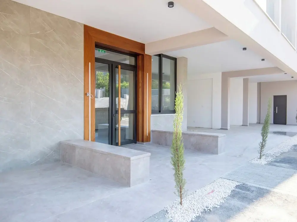 Агиос Тихонас: Sanders River Plaza - Open 1-bdr Apt With Balcony