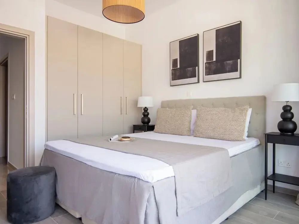 Агиос Тихонас: Sanders River Plaza - Open 1-bdr Apt With Balcony