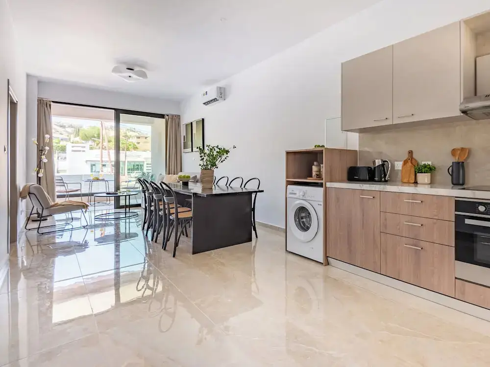 Агиос Тихонас: Sanders River Plaza - Open 1-bdr Apt With Balcony