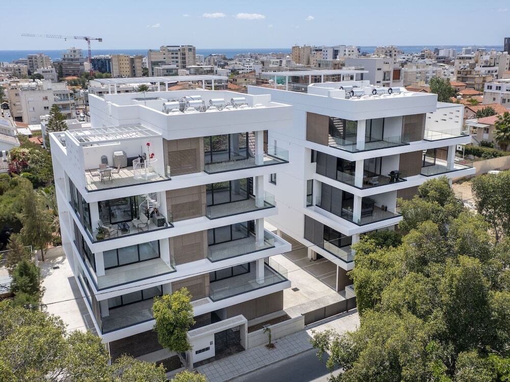 Sanders Park Central - Modern 3-bdr. Apt. w/ Rooftop — фото 1