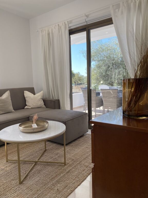 Пафос: Phaedrus Living City Flat Androcleous
