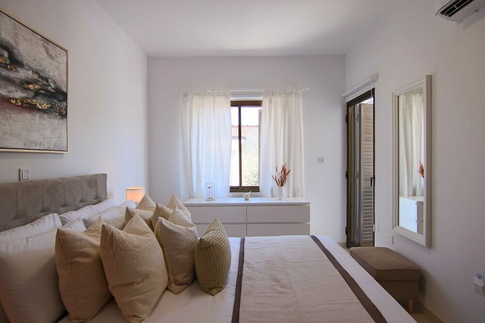 Пафос: Phaedrus Living City Flat Androcleous