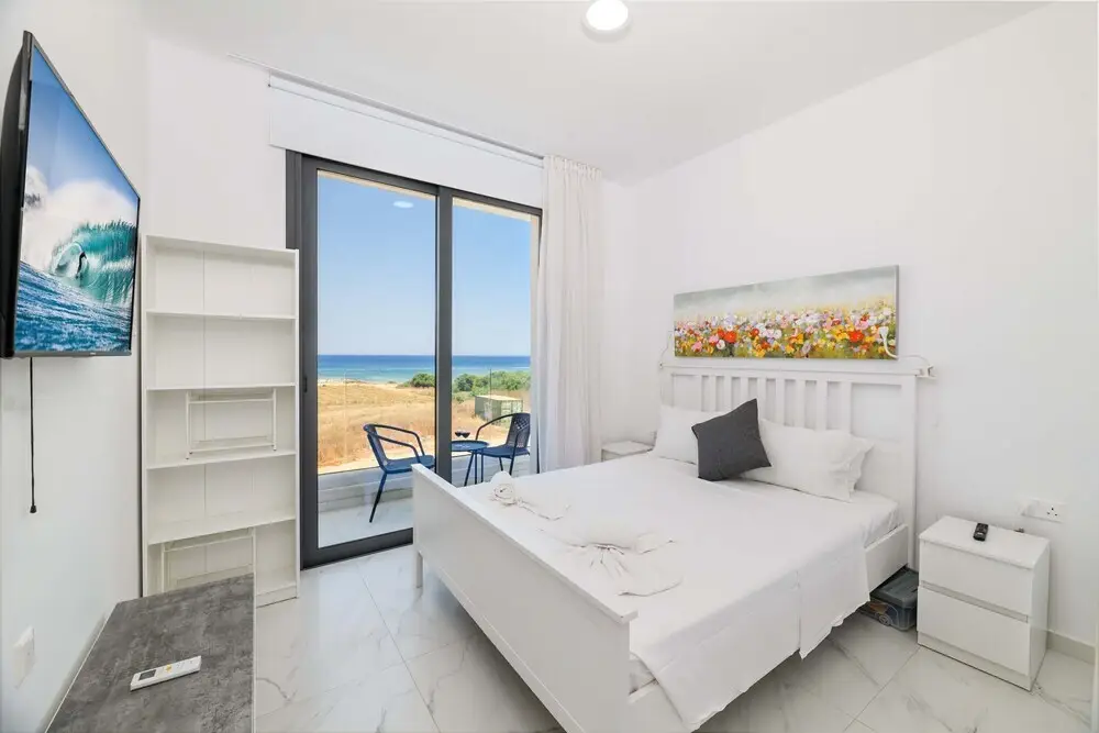 Протарас: By The Beach - Emerald Seaview Villa