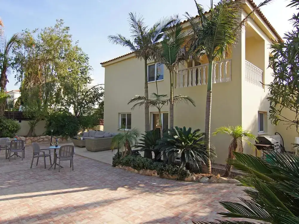 Паралимни: Cleopatra Paralimni in Paralimni