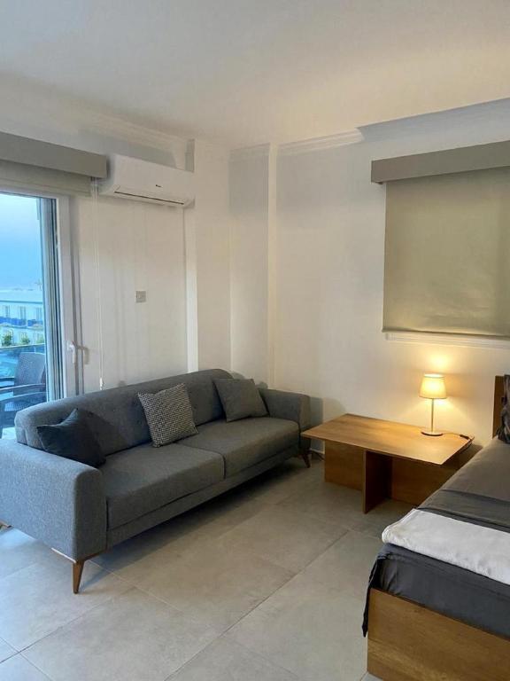 Авгору: Sleek Flat With Shared Pool and Sea View in Iskele
