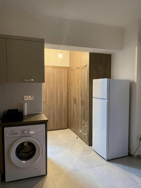 Авгору: Sleek Flat With Shared Pool and Sea View in Iskele