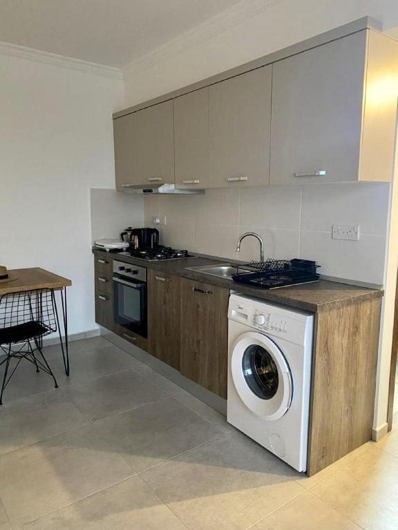 Авгору: Sleek Flat With Shared Pool and Sea View in Iskele