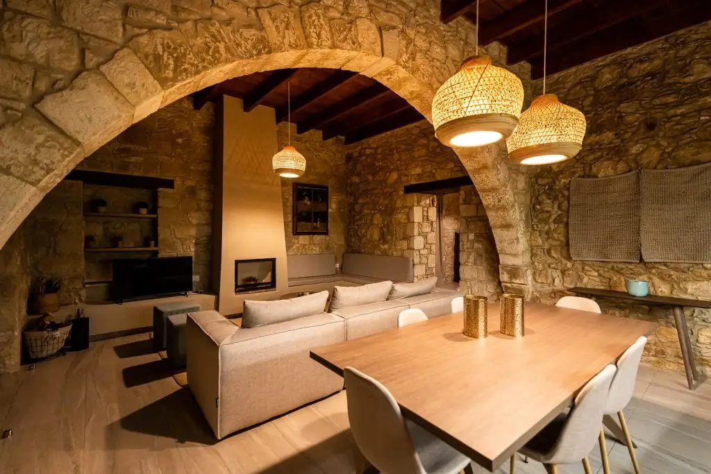 Стени: Harma Traditional Boutique Suites