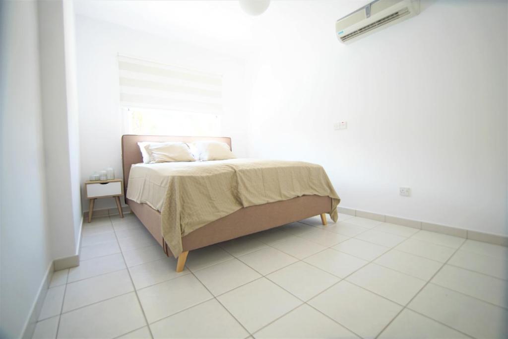Пафос: Modern Apartment in Iris Village Universal