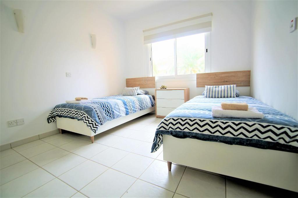 Пафос: Modern Apartment in Iris Village Universal