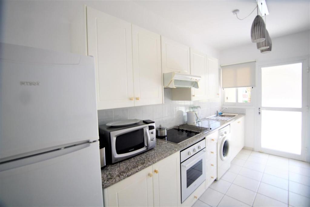 Пафос: Modern Apartment in Iris Village Universal
