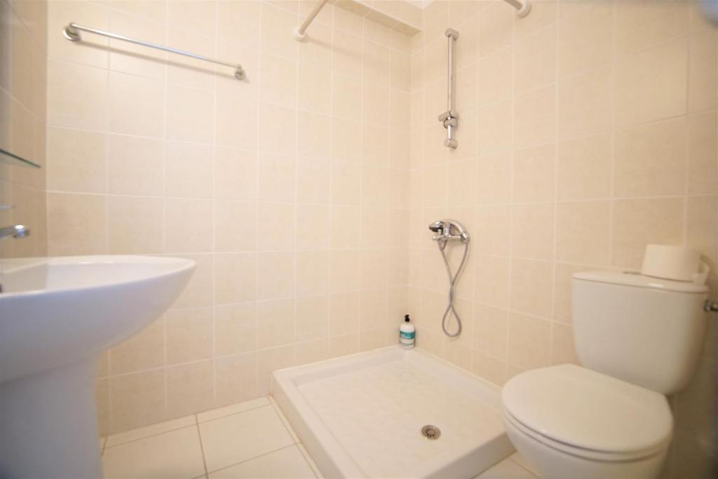 Пафос: Modern Apartment in Iris Village Universal