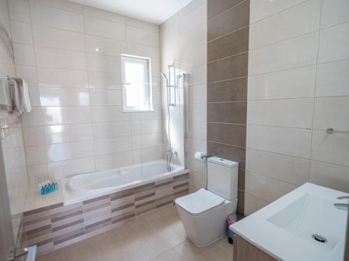 Протарас: Beautiful 5 Star Holiday Villa in a Prime Location in Protaras, Book Early To Secure Your Dates, Protaras Villa 1250