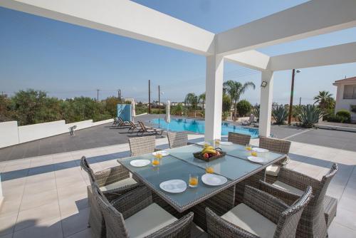 Протарас: Beautiful 5 Star Holiday Villa in a Prime Location in Protaras, Book Early To Secure Your Dates, Protaras Villa 1230