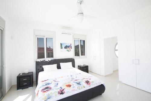 Протарас: Beautiful 5 Star Holiday Villa in a Prime Location in Protaras, Book Early To Secure Your Dates, Protaras Villa 1230