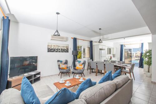 Протарас: Beautiful 5 Star Holiday Villa in a Prime Location in Protaras, Book Early To Secure Your Dates, Protaras Villa 1266