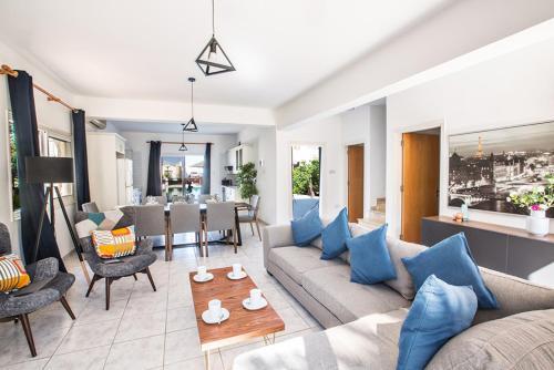 Протарас: Beautiful 5 Star Holiday Villa in a Prime Location in Protaras, Book Early To Secure Your Dates, Protaras Villa 1266