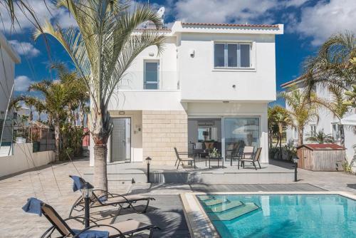 Beautiful 5 Star Holiday Villa in a Prime Location in Sotira, Book Early To Secure Your Dates, Sotira Villa 1298 — фото 1