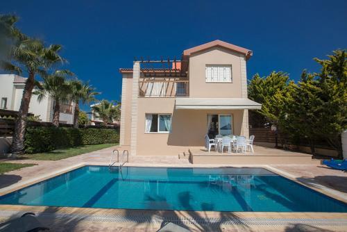 Beautiful 5 Star Holiday Villa in a Prime Location in Sotira, Book Early To Secure Your Dates, Sotira Villa 1303 — фото 1