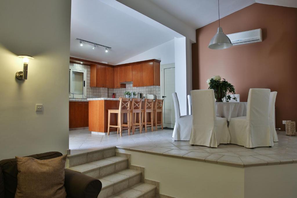 Какопетрия: Nestor Hillside Moniatis House