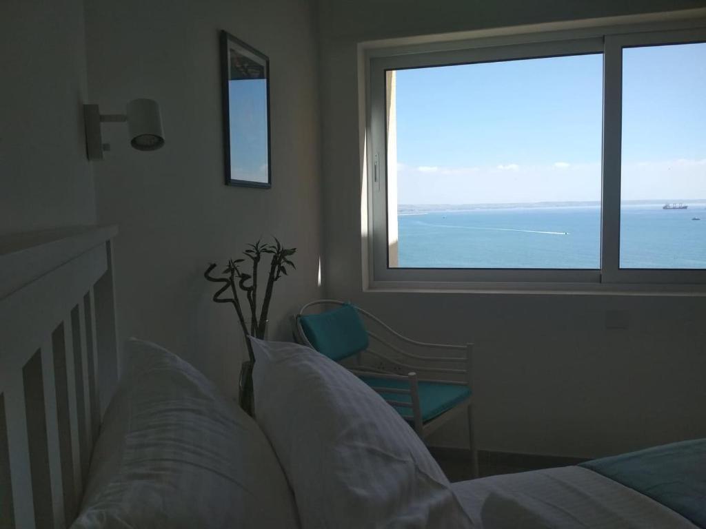 Ларнака: Luxury Penthouse 1BR-Seafront-Seasonal Pool-Central